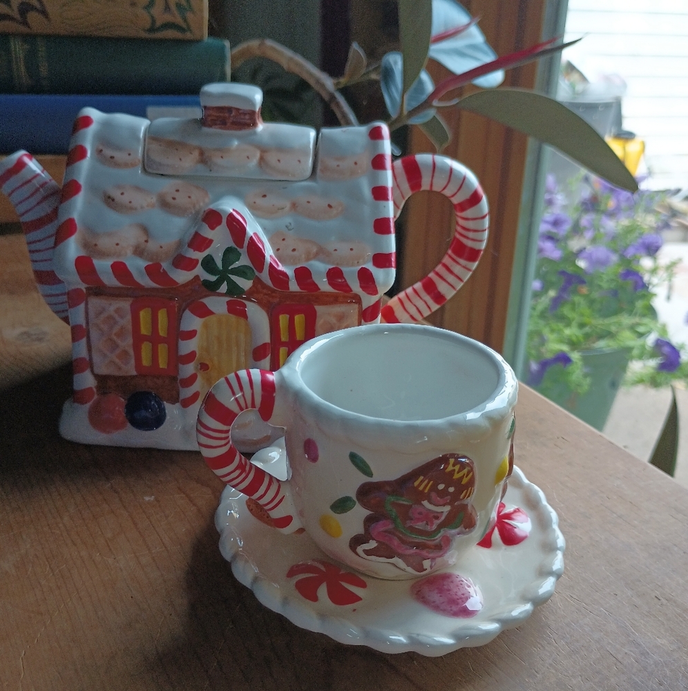 Vintage International Gingerbread House Tea Pot